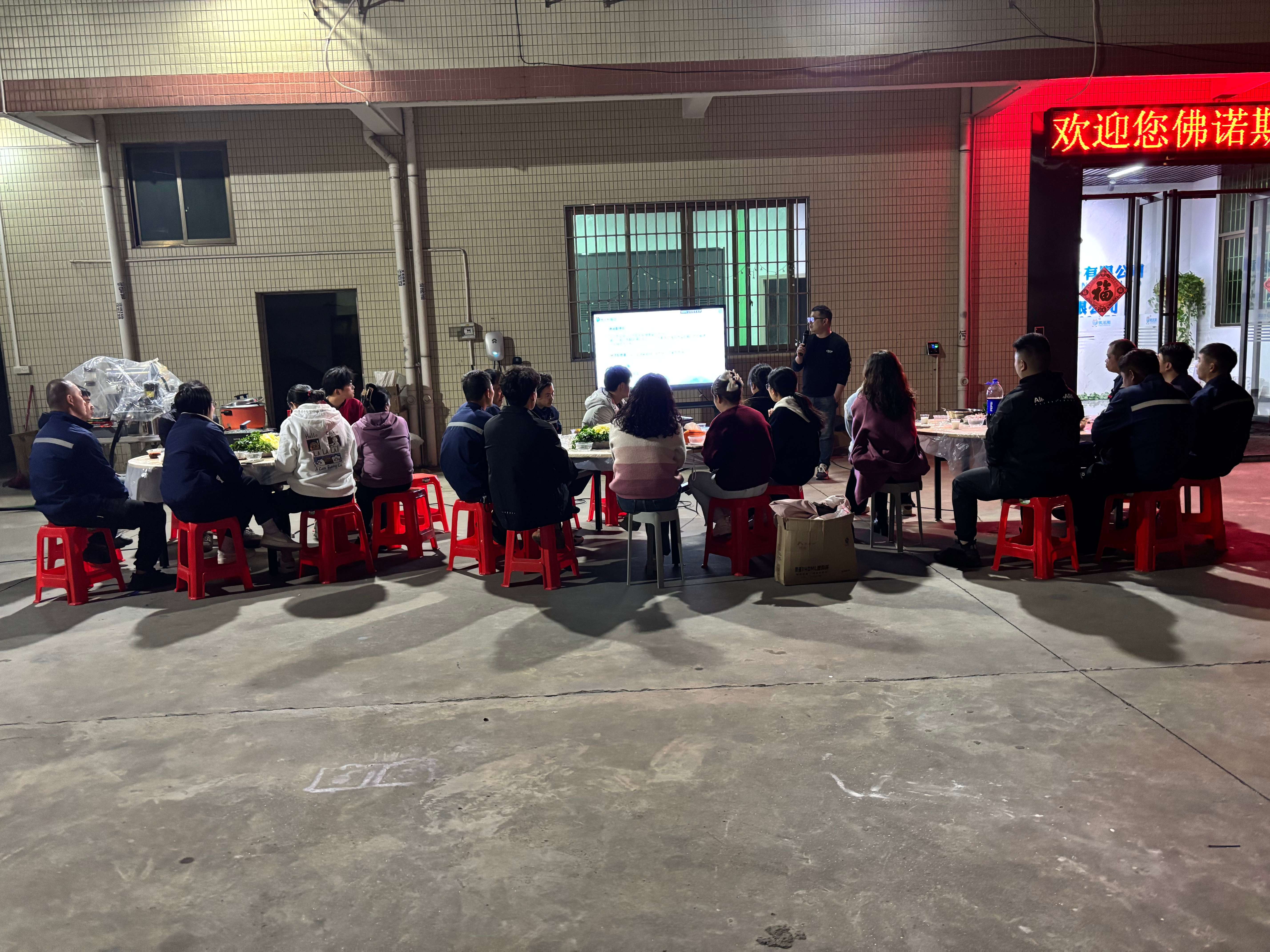 2025 का स्वागत: आइए मिलकर एक उज्जवल भविष्य बनाएं